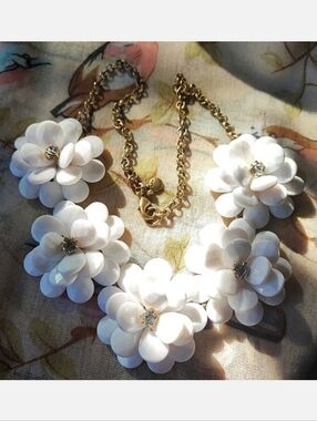 J Crew Brand White Flower Petals Summer Time Statement Necklace Clear Rhinestone